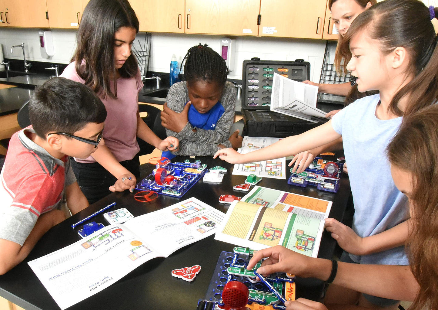 Snap Circuits Extreme SC-750R Electronics Exploration Kit + Student Training Program with Student Study Guide | Perfect for STEM Curriculum